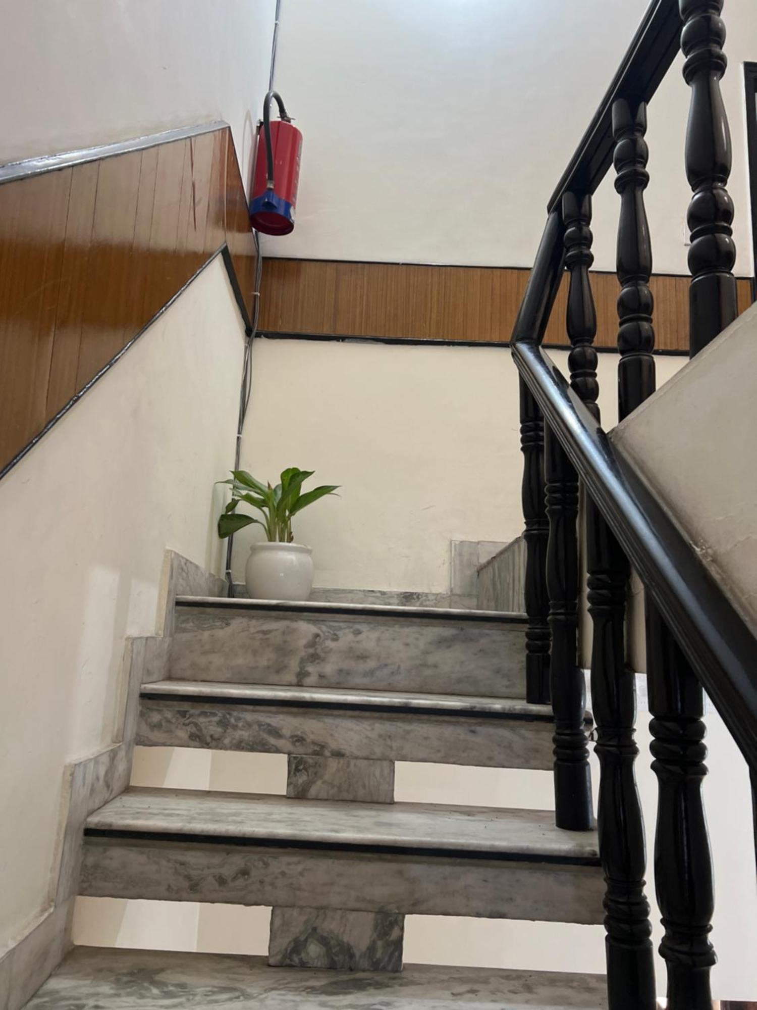 Raja Guest House -- Jalandhar Railway Station -- For Family, Couples, Travellers Exterior photo