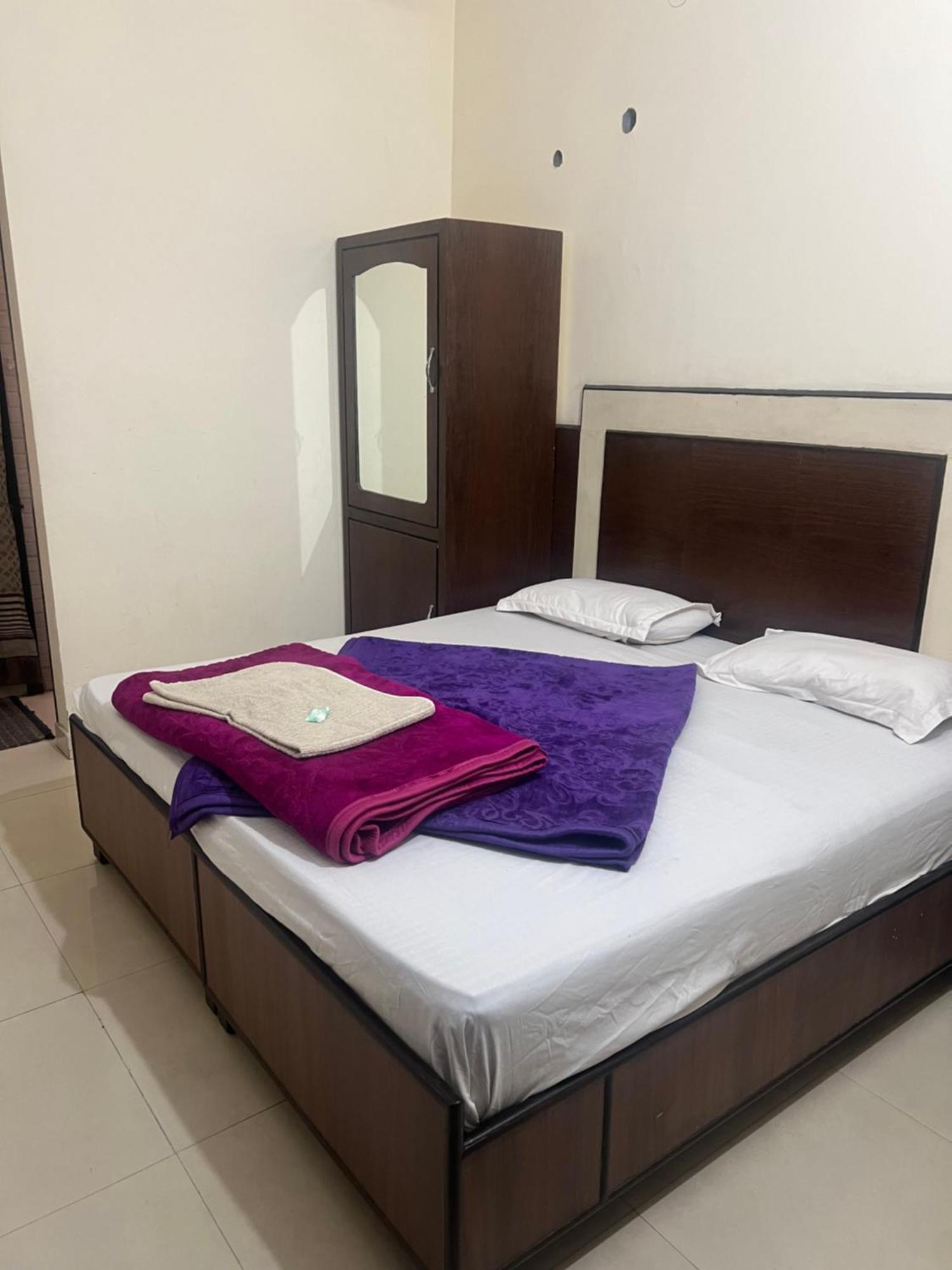 Raja Guest House -- Jalandhar Railway Station -- For Family, Couples, Travellers Exterior photo